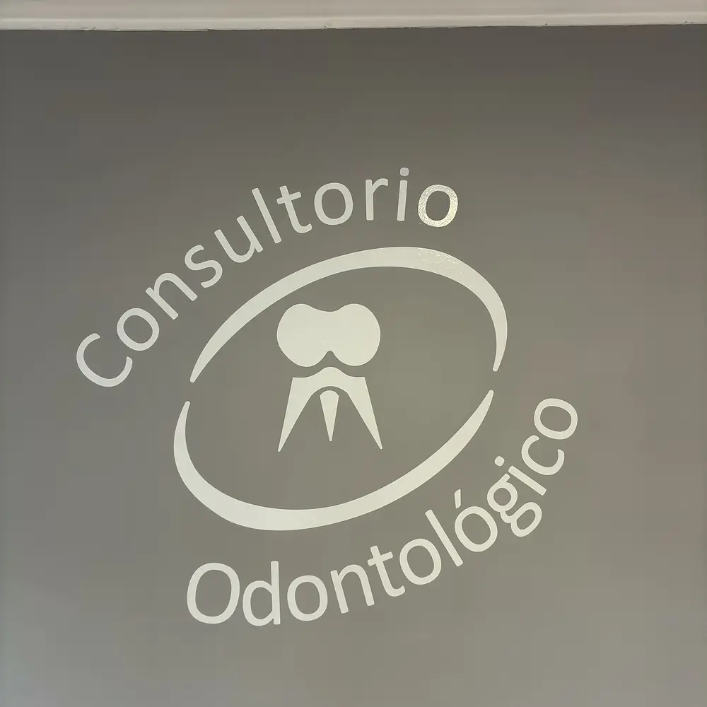 El logo del consultorio en la pared de la sala de espera