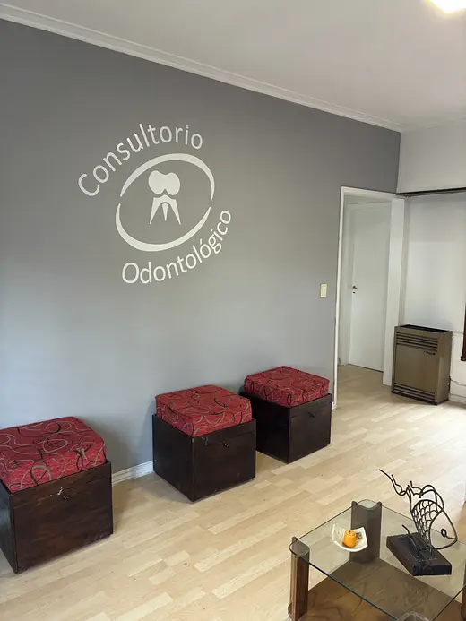 La sala de espera con el logo del consultorio