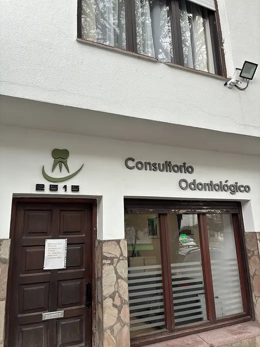 La fachada del consultorio en Dorrego 2515