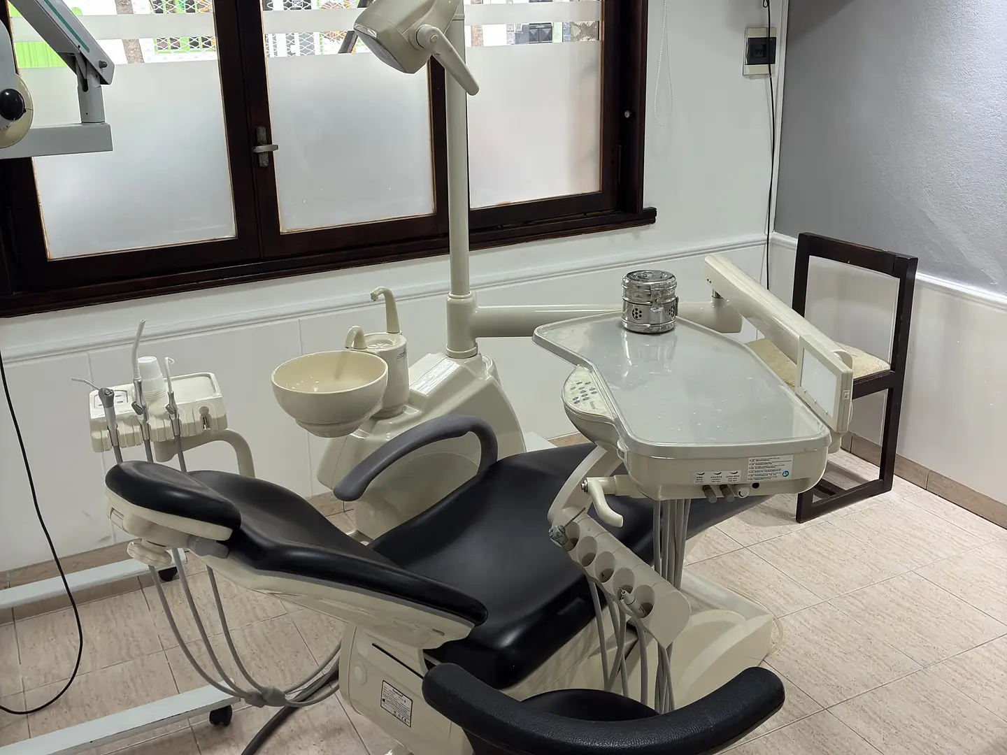 El sillón odontológico del consultorio, junto al ventanal