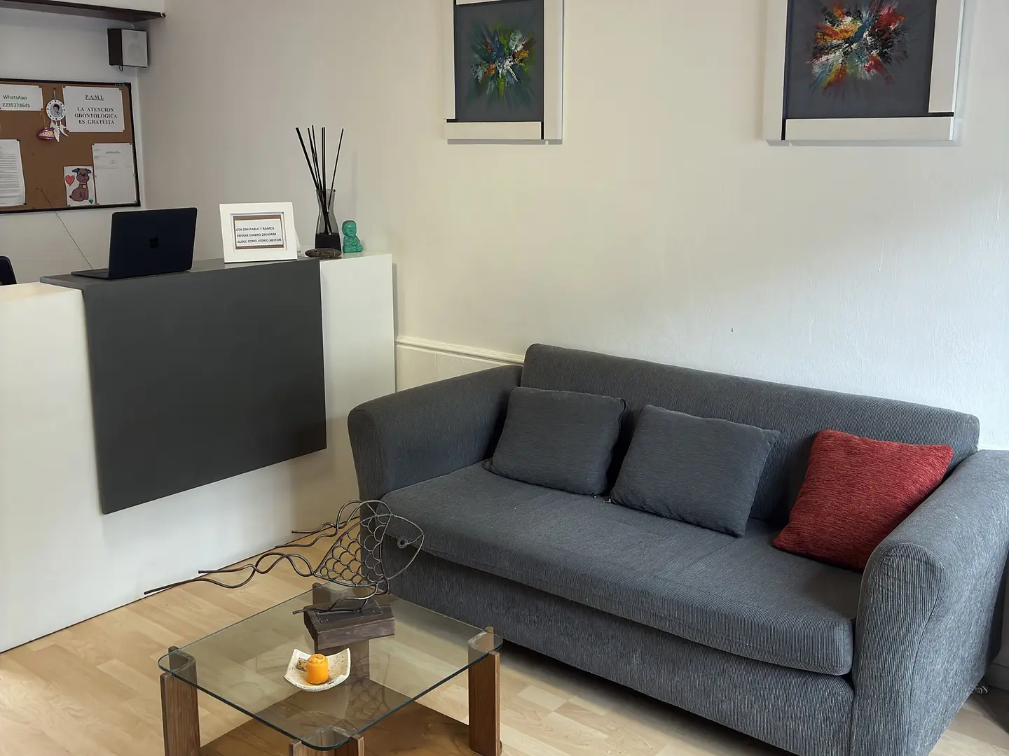 La recepción y el sillón de la sala de espera